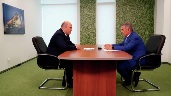 Председатель правительства РФ Михаил Мишустин и президент Республики Татарстан Рустам Минниханов во время встречи