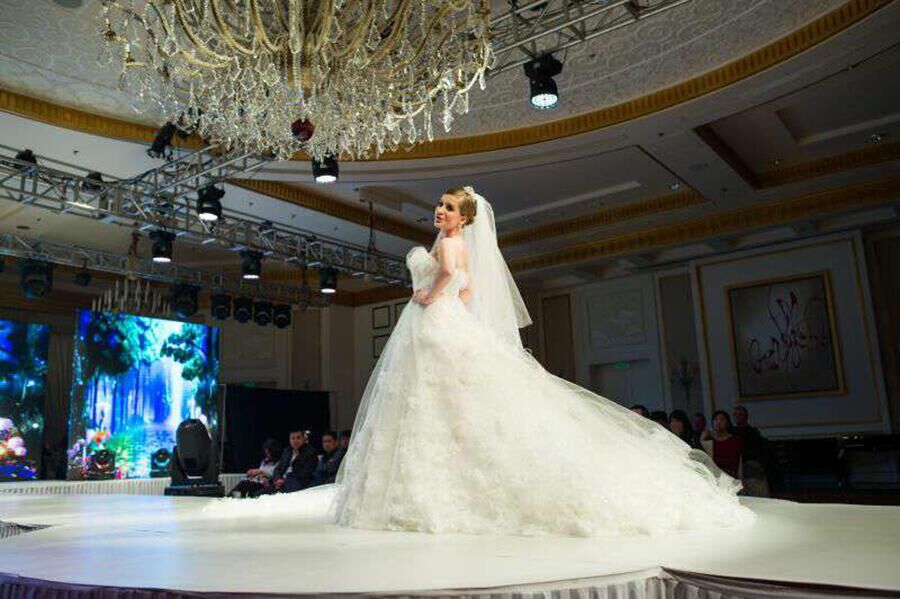 Россиянка в роли модели на показе свадебных платьев в Китае