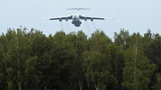 Самолет Ил-76МД на подмосковном полигоне Алабино