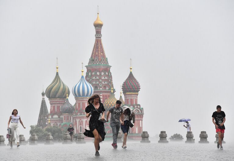 Люди во время дождя в Москве