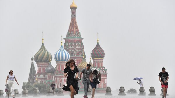 Люди во время дождя в Москве