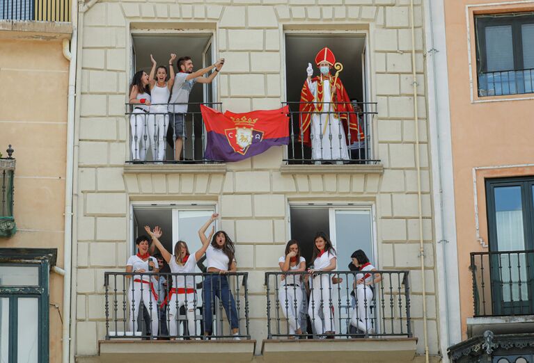 Мужчина в костюме св. Фермина на балконе в Памплоне, где отменили фестиваль Сан-Фермин