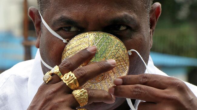 Шанкар Кураде в защитной маске из золота в индийском городе Пуна Шанкар Кураде в защитной маске из золота в индийском городе Пуна