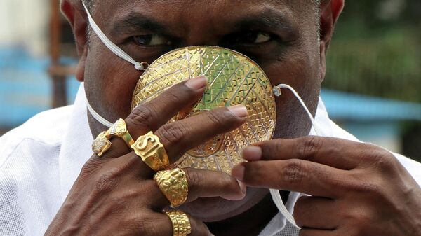 Шанкар Кураде в защитной маске из золота в индийском городе Пуна
