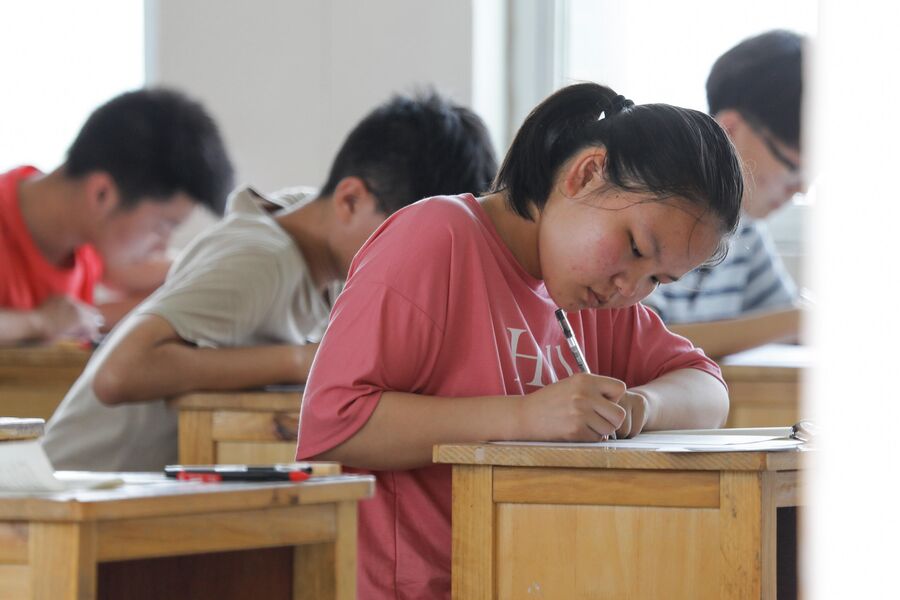 Китайские школьники во время экзамена