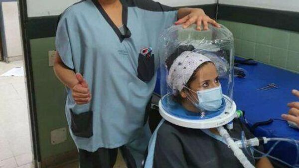 Кислородный шлем для лечения вируса COVID-19 в больнице Фернандес в Буэнос-Айресе