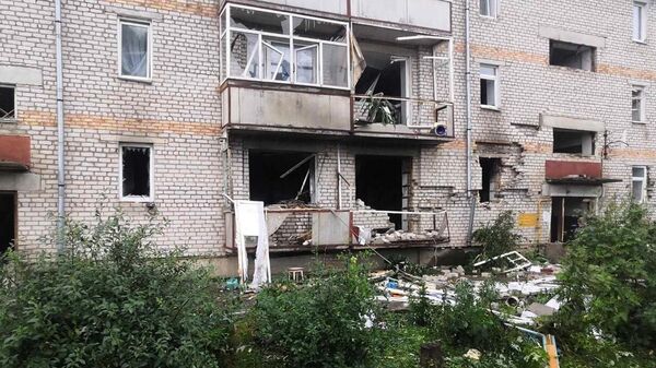 Сотрудники МЧС РФ работают на месте взрыва бытового газа в жилом доме в поселке городского типа Кинкур в Кировской области