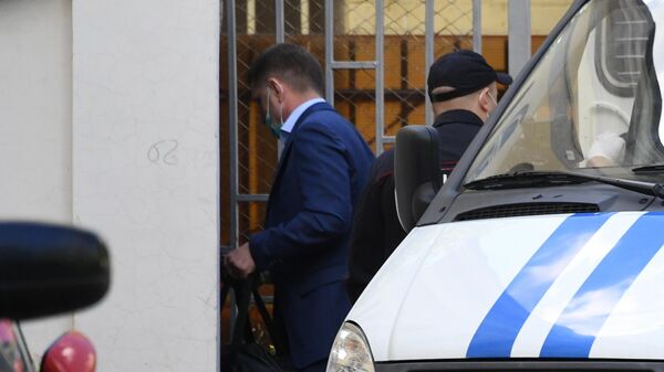 Сотрудники полиции конвоируют задержанного губернатора Хабаровского края Сергея Фургала в здание Басманного суда в Москве