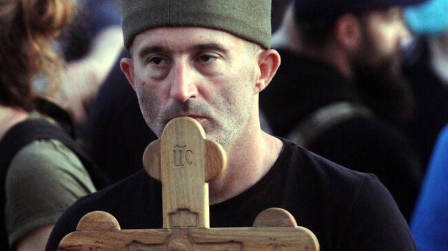 Участник протеста в Белграде после введения комендантского часа