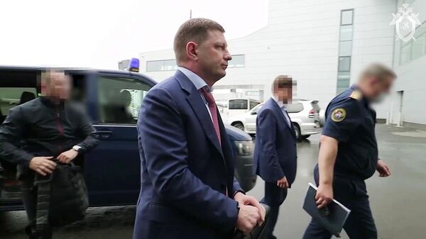 Сотрудники ФСБ России доставляют задержанного губернатора Хабаровского края Сергея Фургала в Москву