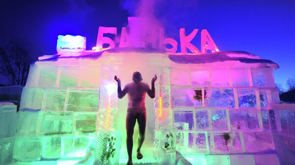 Мужчина выходит из ледяной бани в ледовом городке в Байкальске.