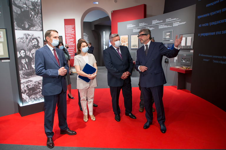 Глава Службы внешней разведки, председатель Российского исторического общества Сергей Нарышкин (слева) на выставке Нюрнбергский набат. Без срока давности в Государственном центральном музее современной истории России Глава Службы внешней разведки, председатель Российского исторического общества Сергей Нарышкин (слева) на выставке Нюрнбергский набат. Без срока давности в Государственном центральном музее современной истории России