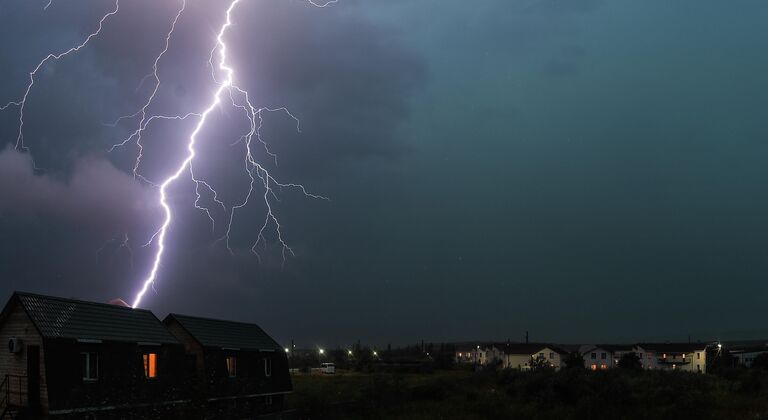 Гроза в небе над поселком Гроза в небе над поселком