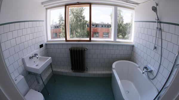 Ванная комната в отреставрированном доме Наркомфина на Новинском бульваре в Москве