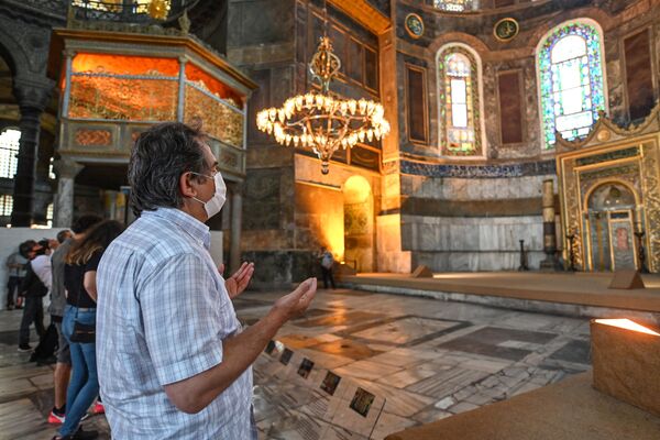 Мужчина в соборе Святой Софии в Стамбуле
