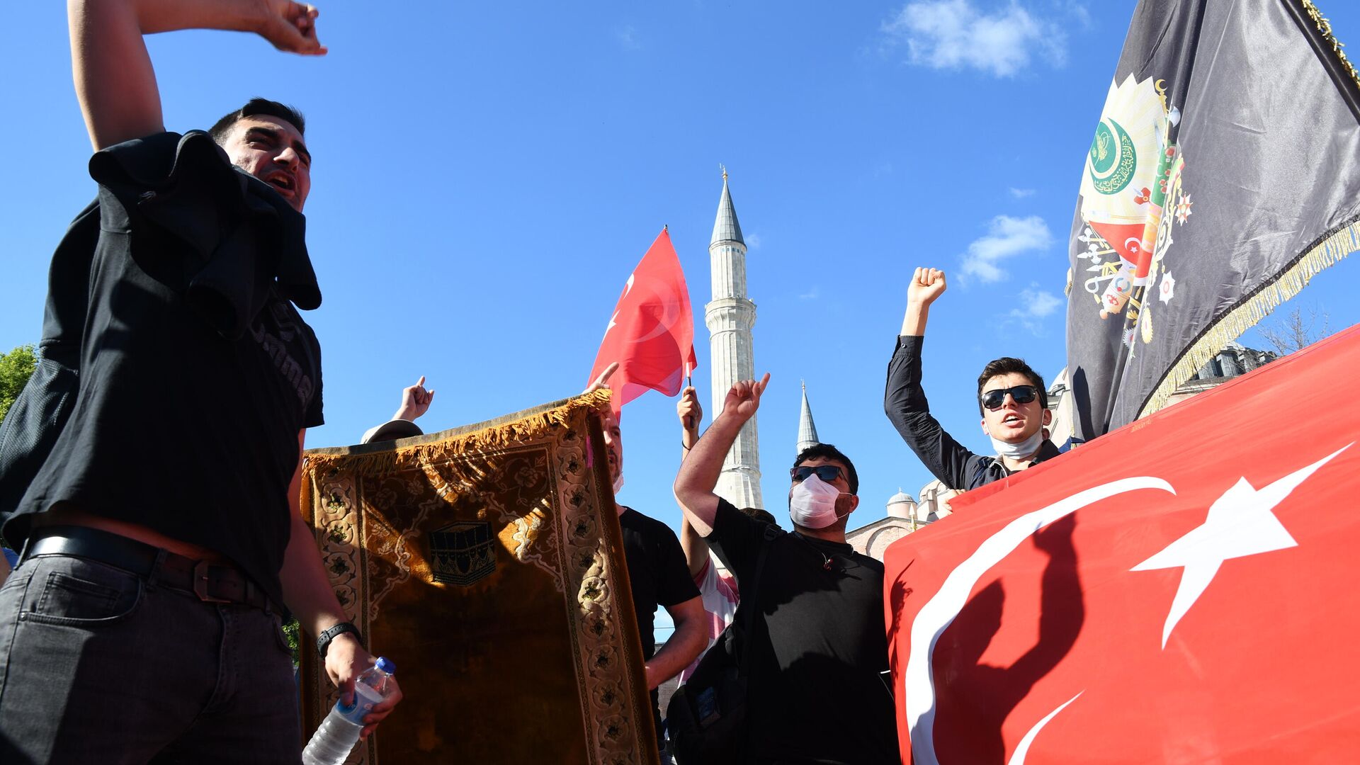 Местные жители с турецкими флагами у собора Святой Софии в Стамбуле, который снова снова стал мечетью - РИА Новости, 1920, 10.07.2020