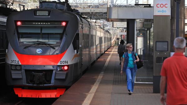 Поезд на открытой после реконструкции станции Новодачная МЦД-1 Белорусско – Савеловский
