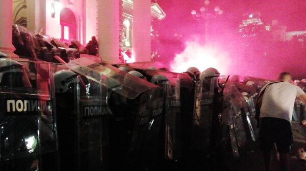 Полицейские и участники акции возле здания Парламента Сербии в Белграде после введения комендантского часа