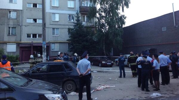 Сотрудники МЧС РФ и полиции на месте взрыва бытового газа в многоквартирном доме в Нижним Новгороде
