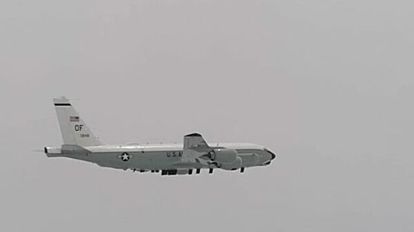 Истребители РФ сопровождают самолёт ВВС США над Японским морем. Кадры Минобороны