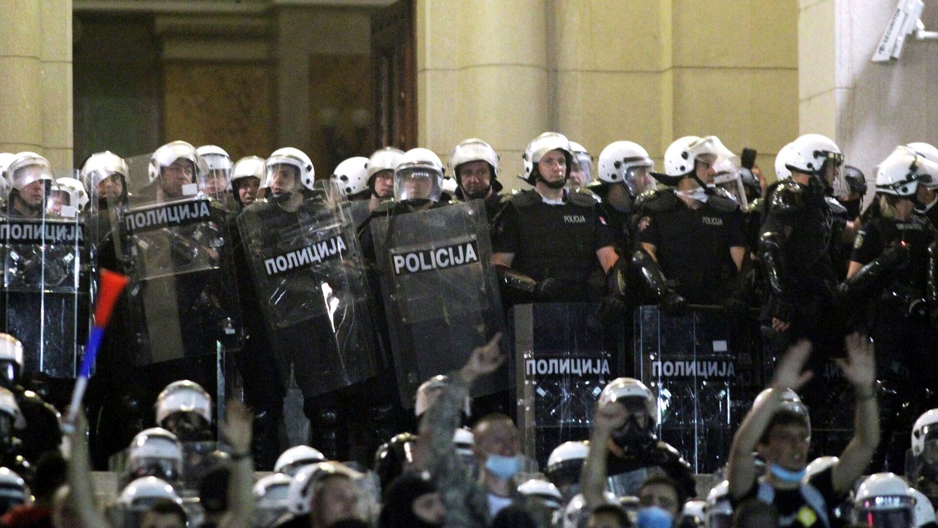 Участники акции протеста и сотрудники правоохранительных органов в центре Белграда - РИА Новости, 1920, 23.01.2022