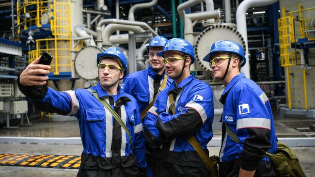 Сотрудники нефтеперерабатывающего завода