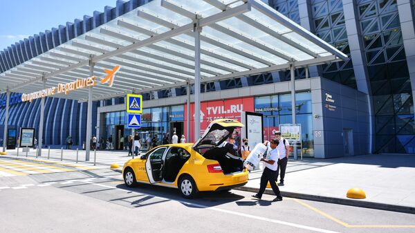 Такси у здания аэропорта в Симферополе
