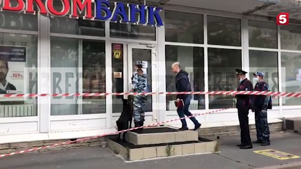 Опубликовано видео с места ограбления банка в Петербурге