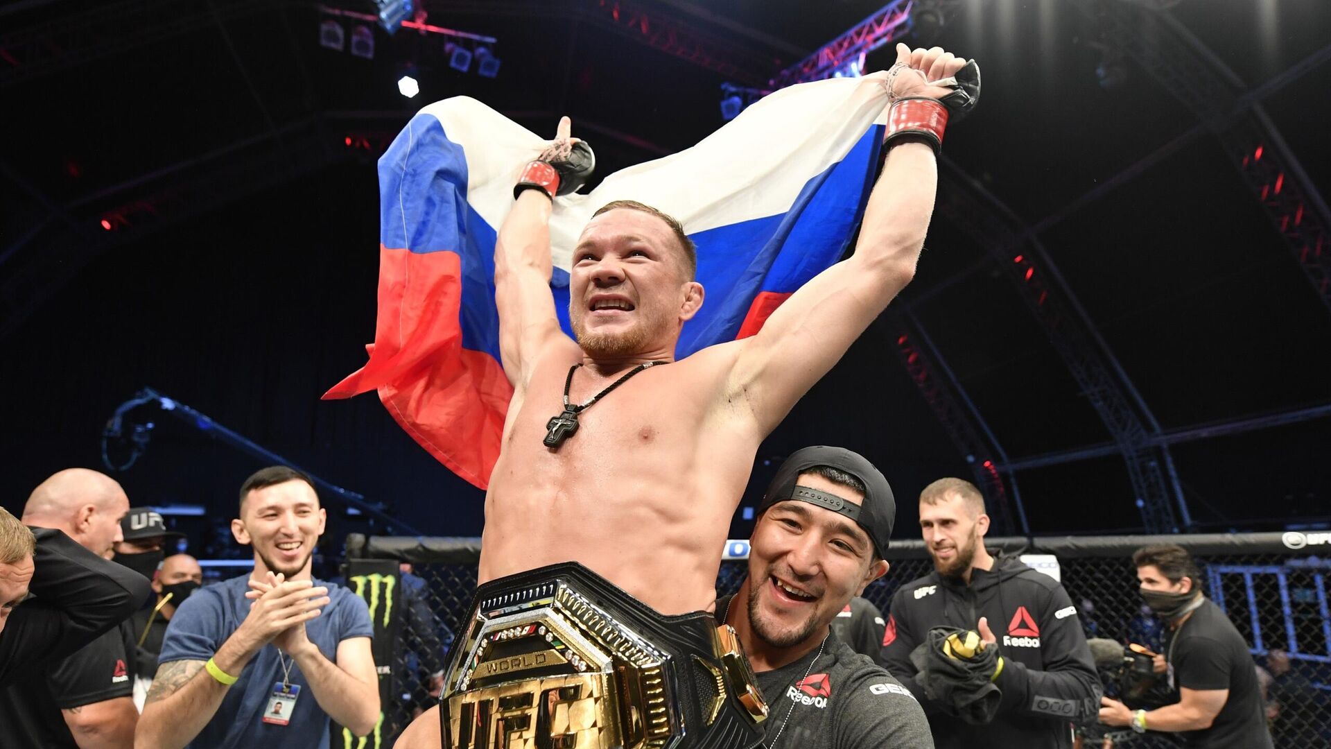 Петр Ян с поясом чемпиона UFC в легчайшем весе - РИА Новости, 1920, 05.03.2021