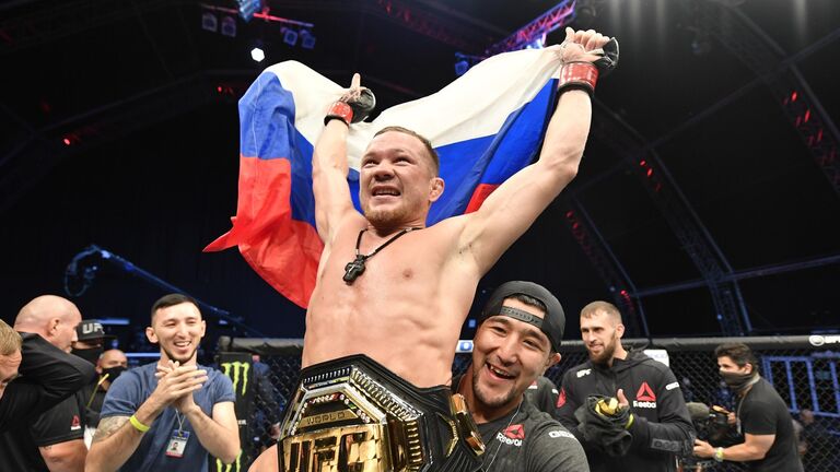 Петр Ян с поясом чемпиона UFC в легчайшем весе