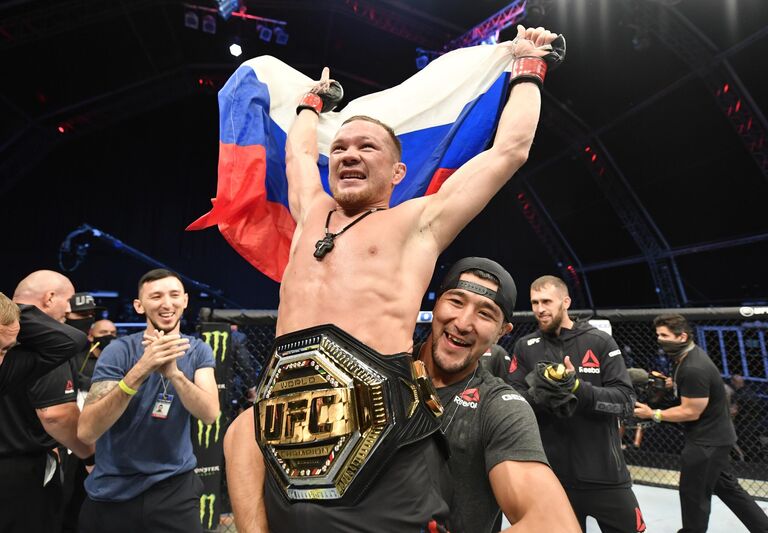 Петр Ян с поясом чемпиона UFC в легчайшем весе