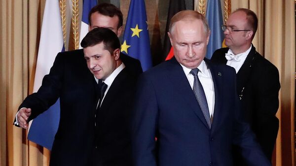 Президент России Владимир Путин (справа) и президент Украины Владимир Зеленский на саммите в Париже