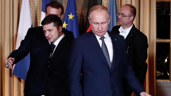Президент России Владимир Путин и президент Украины Владимир Зеленский на саммите в Париже