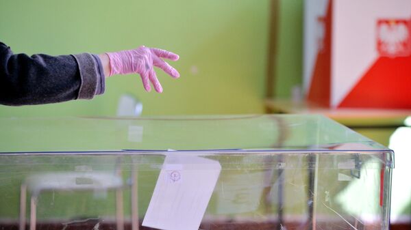 Жительница Польши во время голосования на выборах. Архивное фото