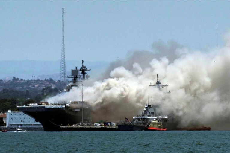 Пожар на универсальном десантном корабле USS Bonhomme Richard (LHD 6) на военно-морской базе в Сан-Диего