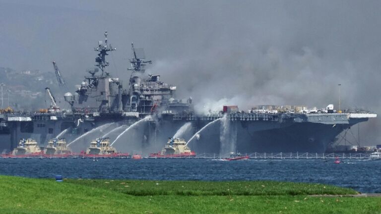 Пожар на универсальном десантном корабле USS Bonhomme Richard (LHD 6) на военно-морской базе в Сан-Диего