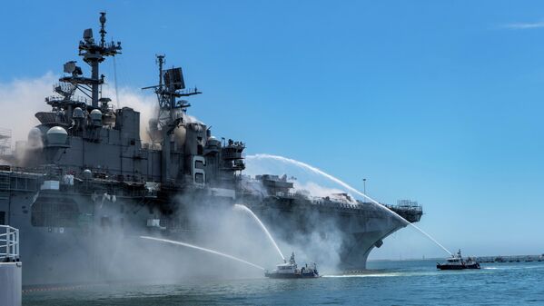 Пожар на универсальном десантном корабле USS Bonhomme Richard (LHD 6) на военно-морской базе в Сан-Диего