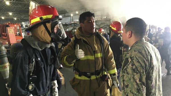 Работа пожарных служб на универсальном десантном корабле USS Bonhomme Richard (LHD 6) на военно-морской базе в Сан-Диего