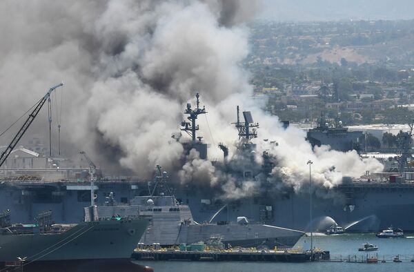 Пожар на универсальном десантном корабле USS Bonhomme Richard (LHD 6) на военно-морской базе в Сан-Диего