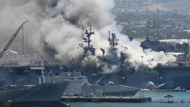 Пожар на универсальном десантном корабле USS Bonhomme Richard (LHD 6) на военно-морской базе в Сан-Диего