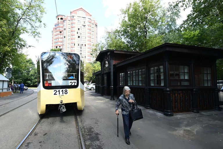 Открытие старейшей трамвайной остановки после реставрации в Москве Открытие старейшей трамвайной остановки после реставрации в Москве