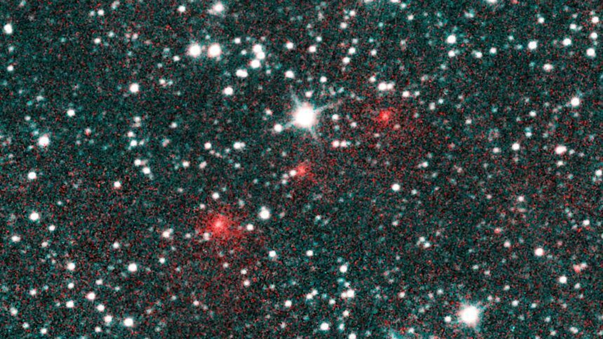 Комета C/2020 F3 NEOWISE в виде цепочки из красных точек - РИА Новости, 1920, 13.07.2020