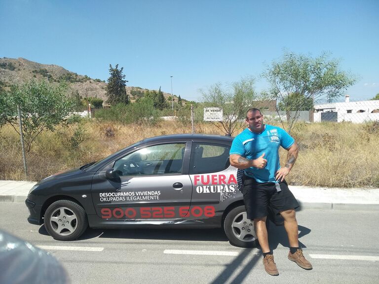 Сотрудник фирмы Fuera okupas Сотрудник фирмы Fuera okupas