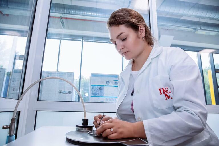 Выпускница БФУ им. И. Канта Кристина Гриценко в процессе загрузки образца для исследований на дифференциальном сканирующем калориметре