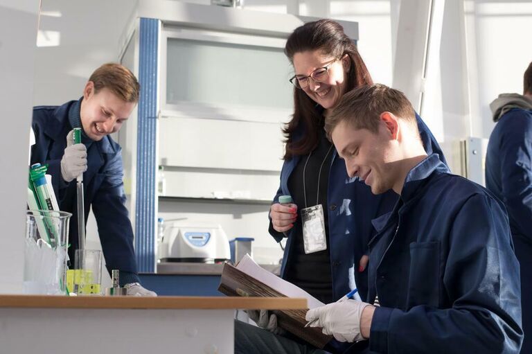 Соня Йованович из Института ядерных исследований Винча проводит практикум по физической химии для магистрантов