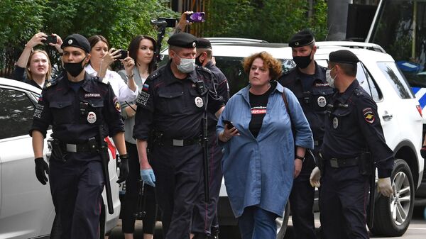 Сотрудники полиции задерживают журналиста ИД Коммерсантъ Арину Бородину возле следственного изолятора №2 в Лефортово