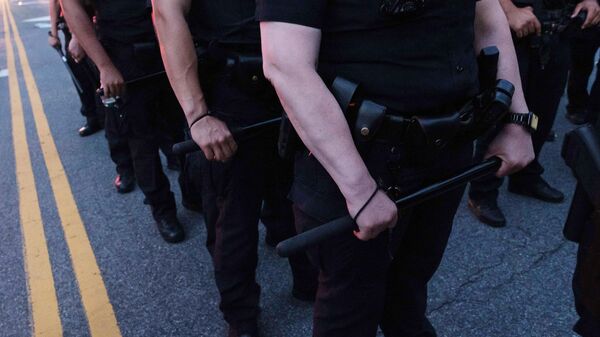 Полицейские во время столкновений между сторонниками и противниками акции BLM в Нью-Йорке