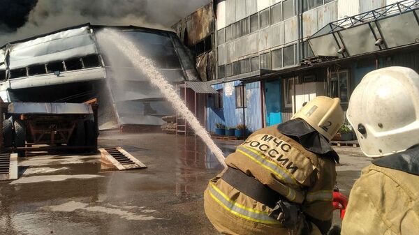 Тушение пожара на складе лакокрасочных материалов в Самаре