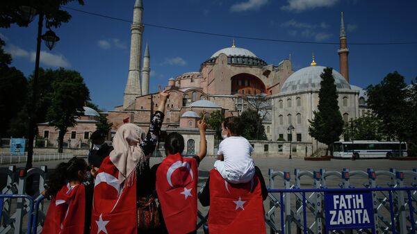 Люди около Собора Святой Софии в Стамбуле 