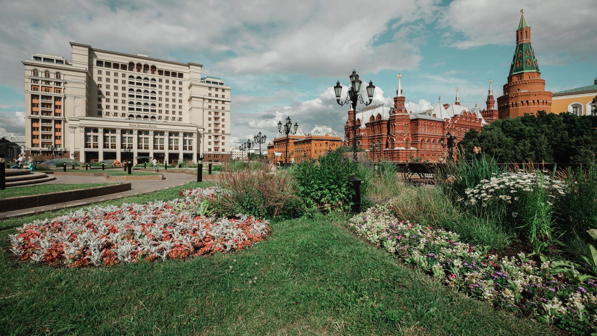 Цветники в Москве: Манежная площадь - РИА Новости, 1920, 15.06.2023